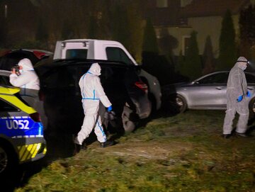 Policyjne oględziny na miejscu potrójnego zabójstwa w Puszczykowie koło Poznania