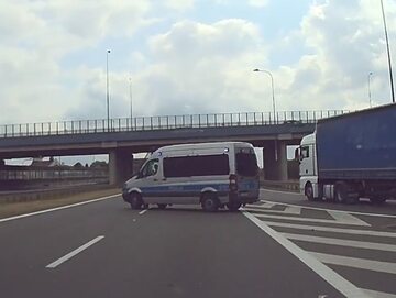 Policyjny bus na autostradzie A4, screen z nagrania