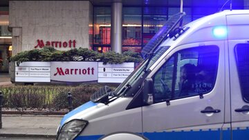 Policyjny samochód przed hotelem Marriott, w którym nocuje Joe Biden
