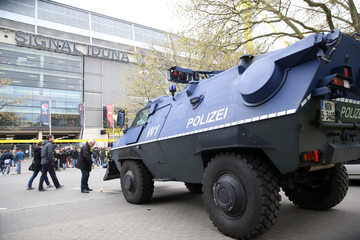 Policyjny wóz przed stadionem Borussi Dortmund