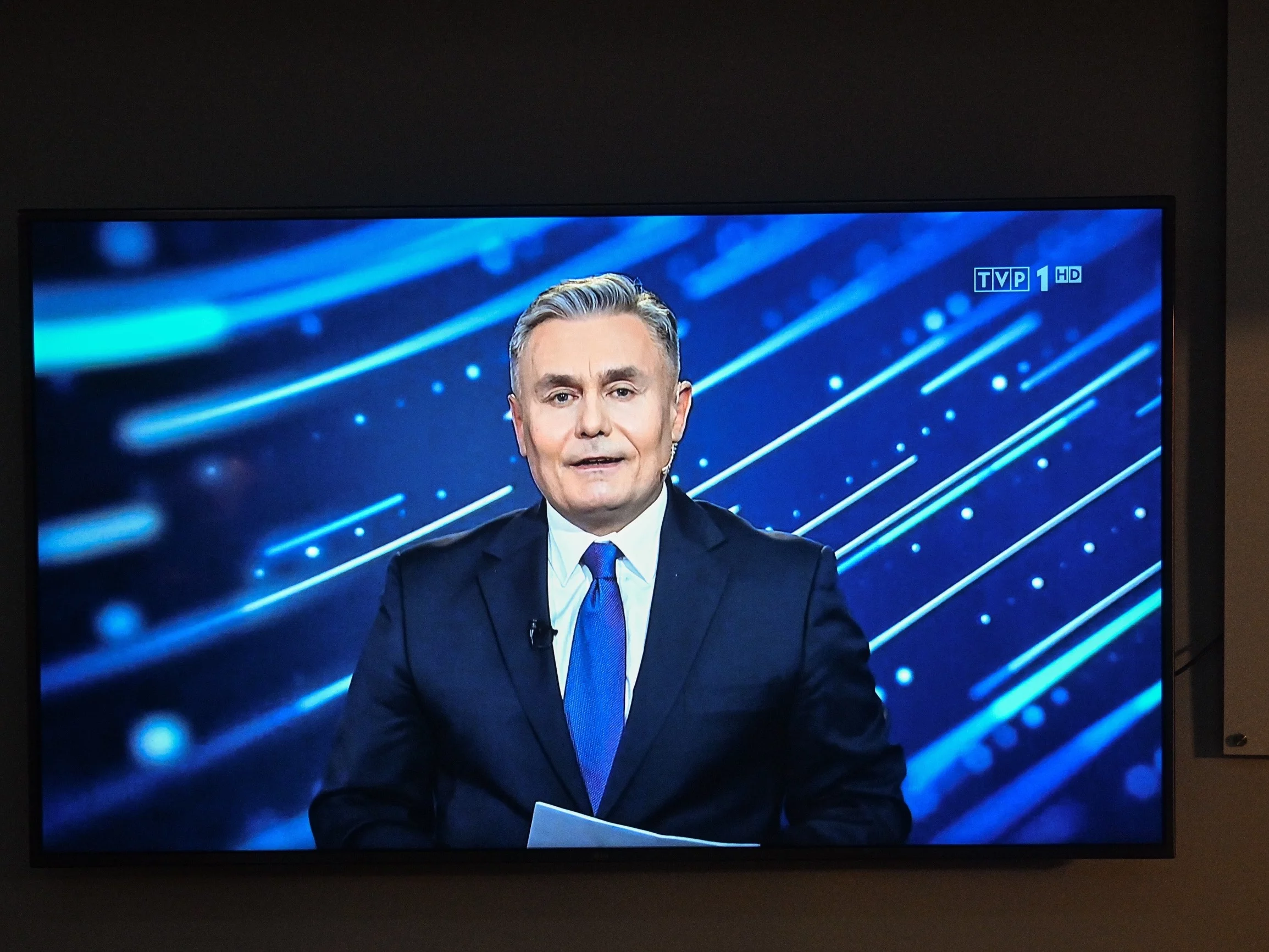 Na ekranie telewizyjnym dziennikarz Marek Czyż podczas pierwszego wydania programu informacyjnego „19:30” który zastąpił „Wiadomości” TVP