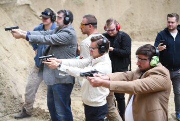 Politycy Konfederacji na treningu strzeleckim w ramach kampanii prezydenckiej #Bosak2020 w maju 2020 roku