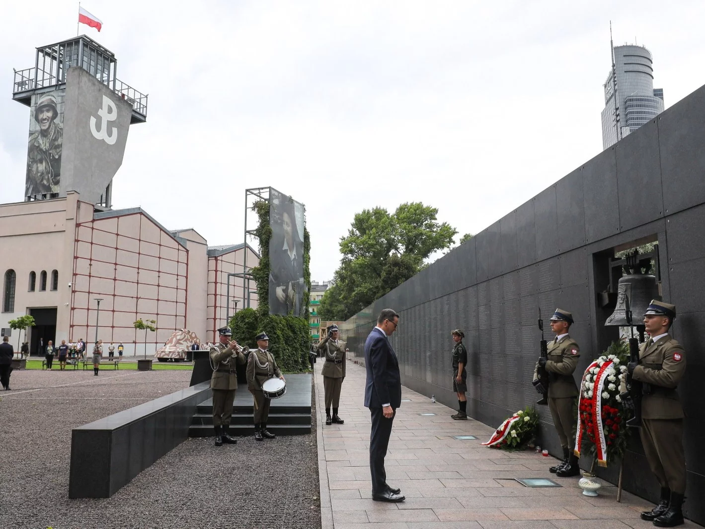 Premier Mateusz Morawiecki podczas uroczystości pod dzwonem dowódcy Powstania – gen. Antoniego Chruściela „Montera” w Muzeum Powstania Warszawskiego w Warszawie