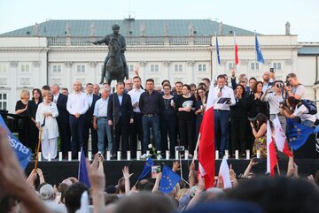 Politycy opozycji na scenie podczas protestu pod Pałacem Prezydenckim