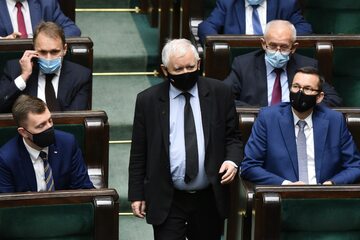Politycy partii rządzącej w Sejmie, na pierwszym planie prezes PiS Jarosław Kaczyński