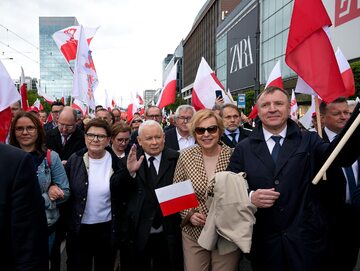 Politycy PiS na proteście w Warszawie. Z prawej strony Jacek Kurski