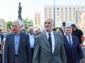 Politycy PiS podczas uroczystości na pl. Piłsudskiego w Warszawie