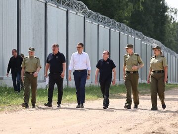 Politycy PiS przy zaporze na granicy polsko-białoruskiej