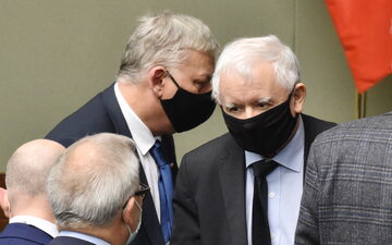 Politycy PiS w Sejmie, na zdjęciu Jarosław Kaczyński i Marek Suski