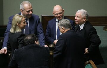 Politycy PiS w Sejmie, na zdjęciu m.in. prezes Jarosław Kaczyński i szef MAP Jacek Sasin