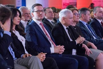 Politycy PiS, w środku Mateusz Morawiecki i Jarosław Kaczyński