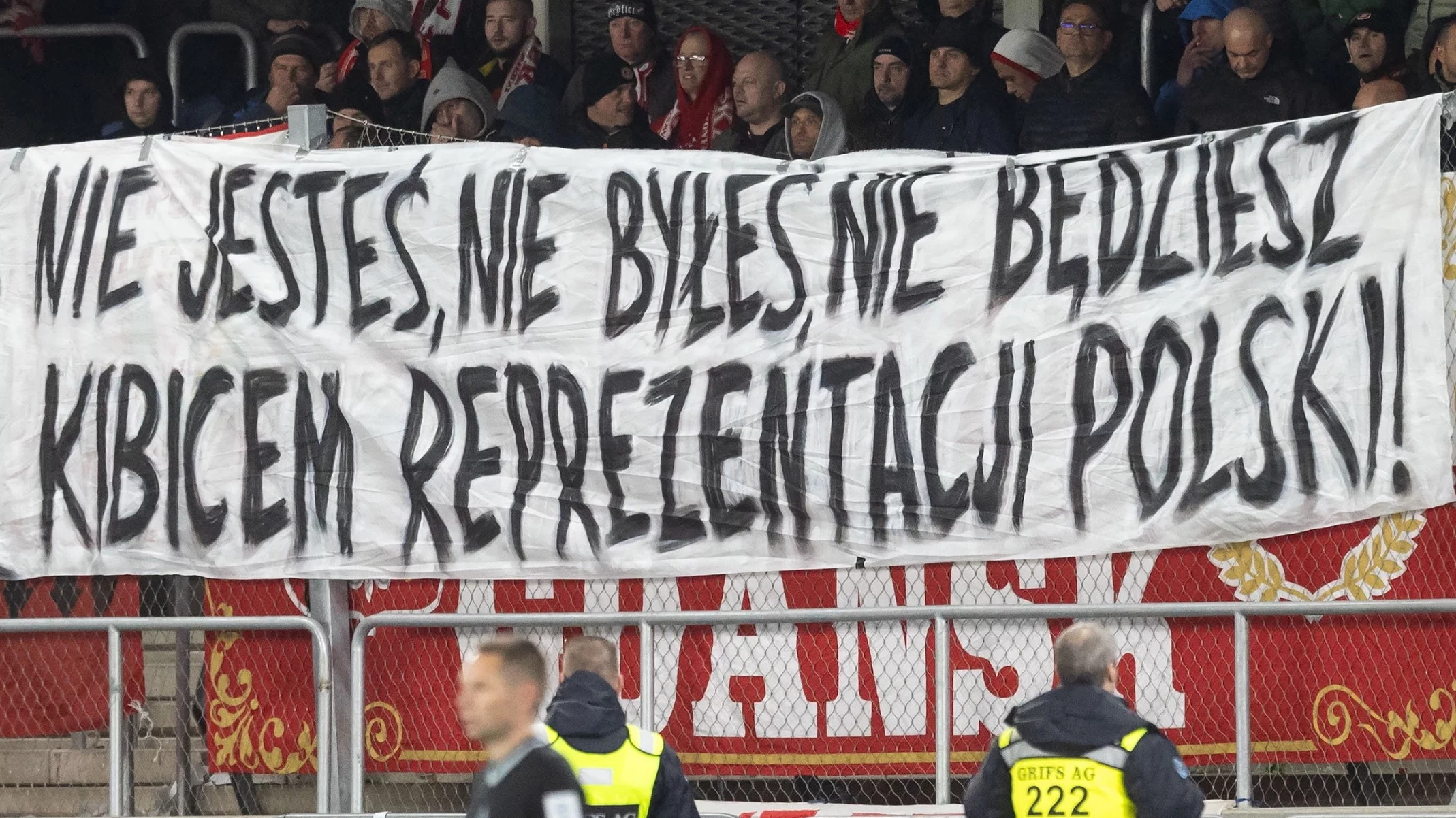 Polityka na stadionach piłkarskich? Druzgocąca opinia Polek i Polaków