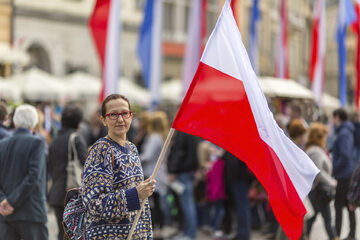 Polka trzymająca flagę