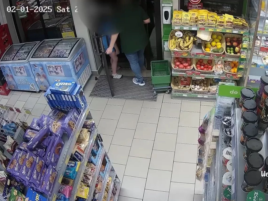 Kadr z nagrania sklepowego monitoringu