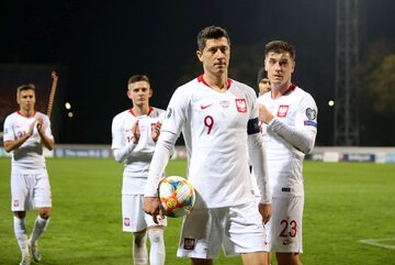 Polscy piłkarze po wygranym meczu z Łotwą