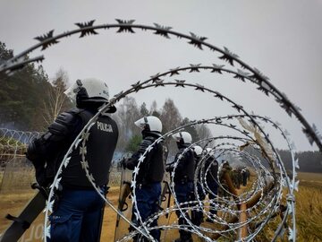 Polscy policjanci na granicy z Białorusią