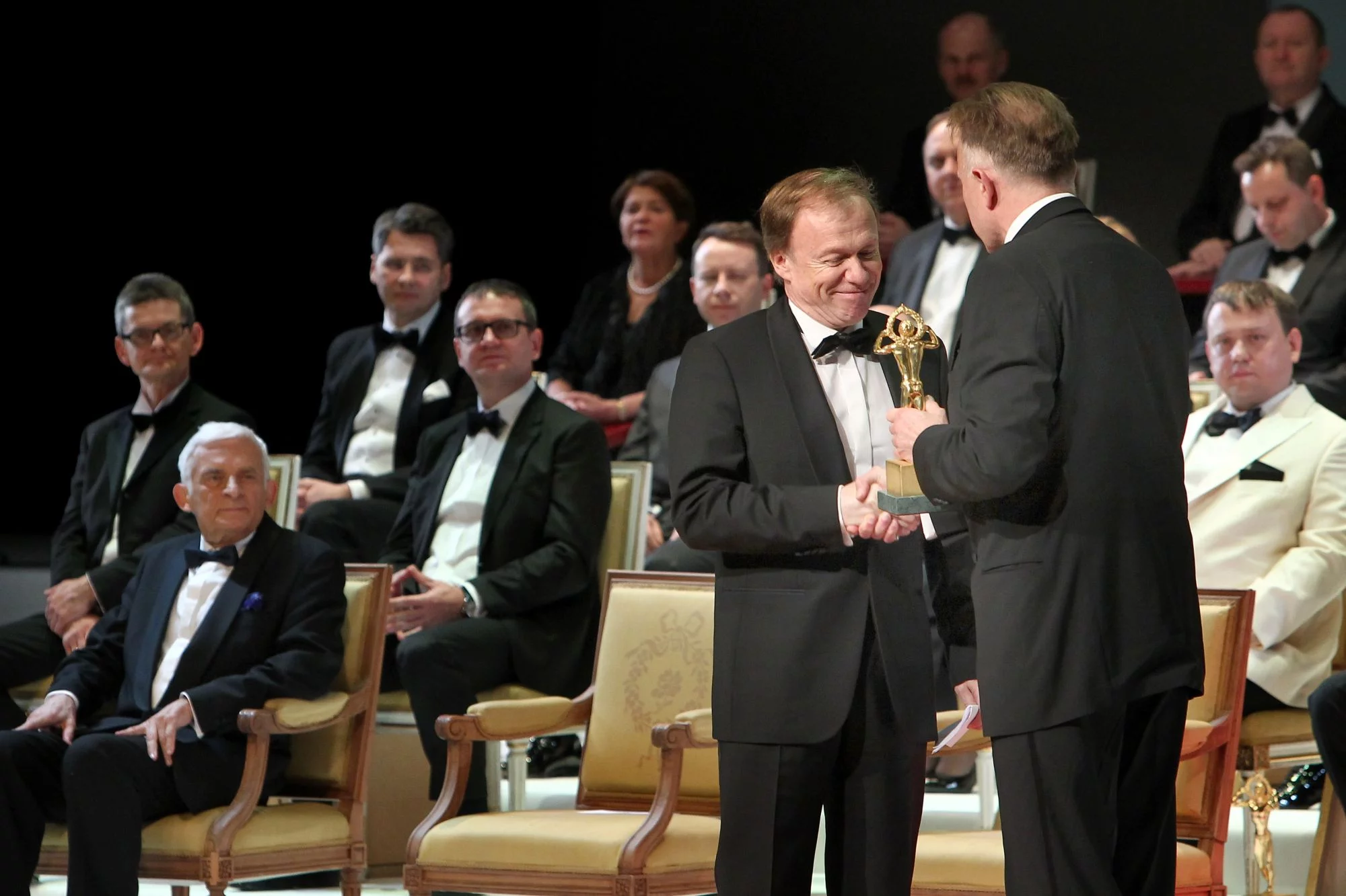 Statuetkę w imieniu Angeli Merkel odbiera ambasador RFN w Polsce Rolf Nikiel