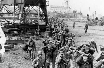 Polscy żołnierze schwytani do niewoli po zdobyciu Westerplatte przez Niemców