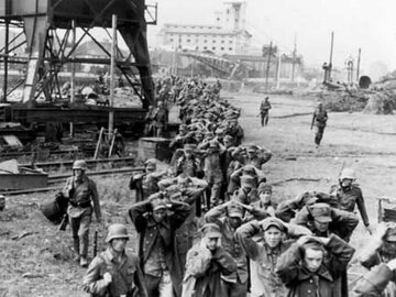 Polscy żołnierze schwytani do niewoli po zdobyciu Westerplatte przez Niemców