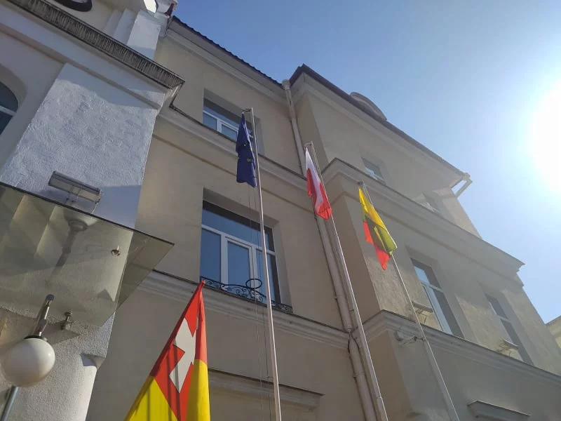 Polska flaga przed urzędem w Łucku