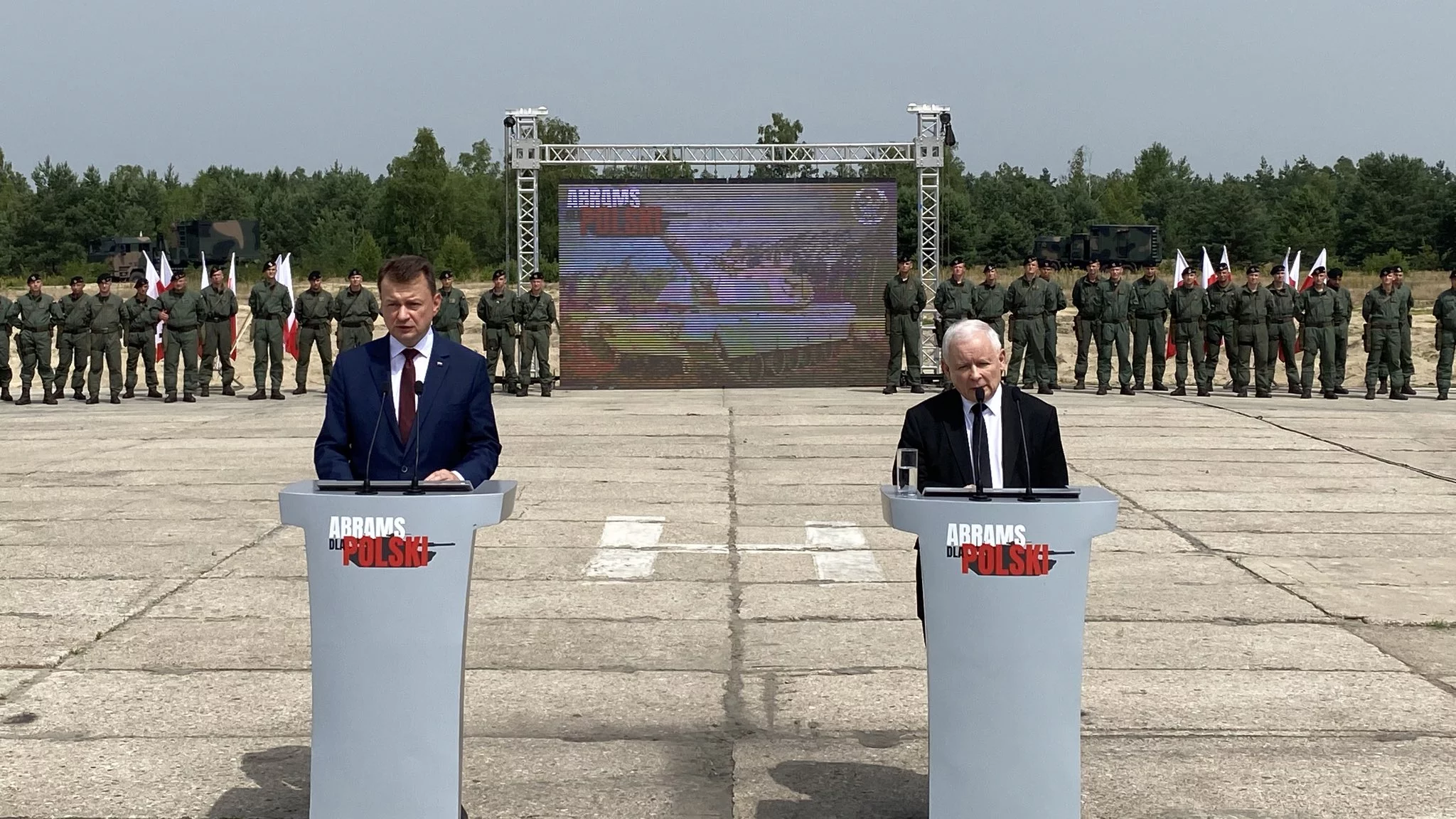 Mariusz Błaszczak i Jarosław Kaczyński na tle żołnierzy ogłaszają zakup czołgów Abrams