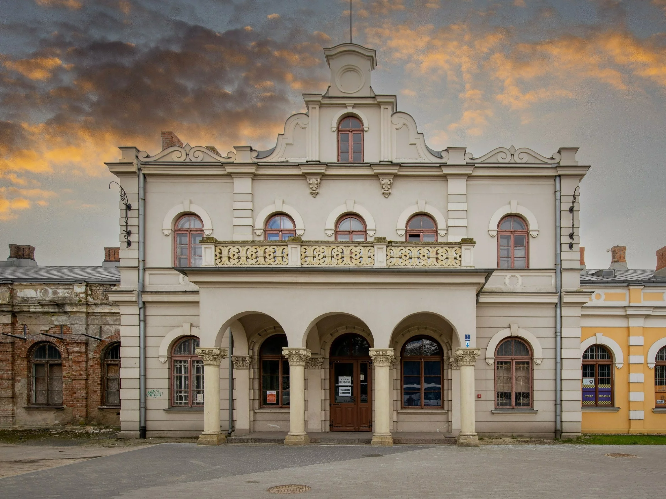 Piękny polski dworzec w ruinie. Mieszkańcy martwią się o zabytek