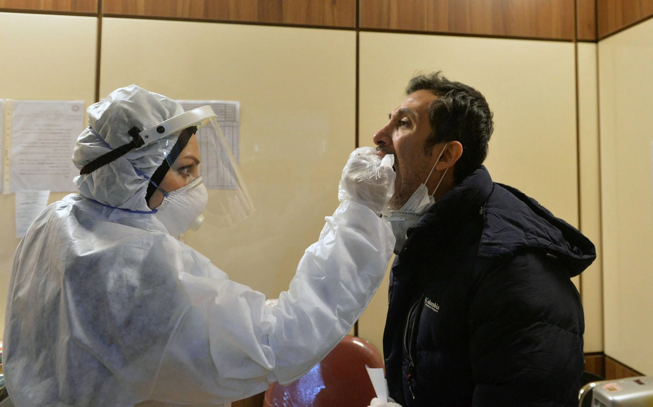 Pobieranie wymazu do testów na koronawirus