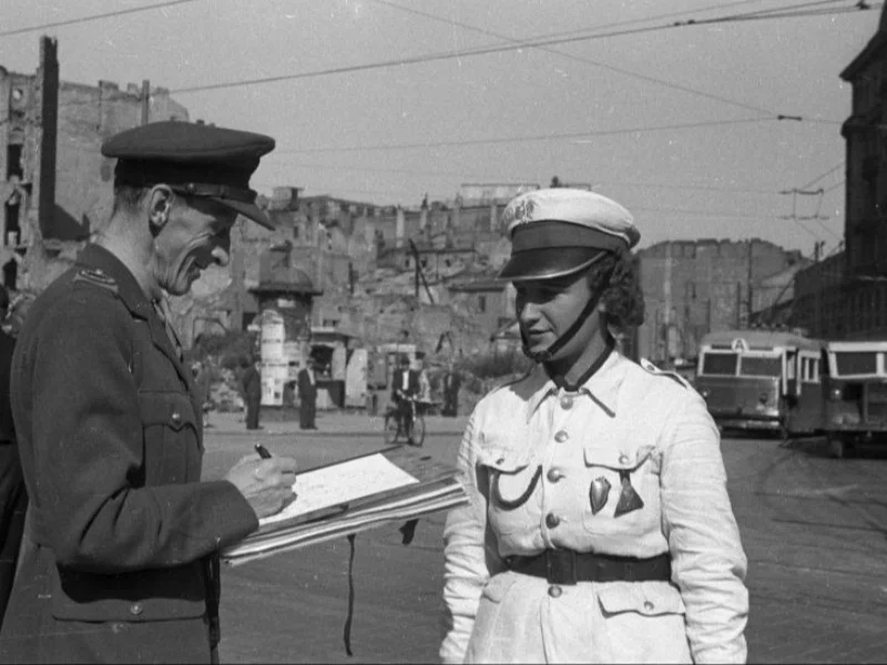 Marian Walentynowicz w mundurze 1. Dywizji Pancernej gen. S. Maczka szkicuje milicjantkę Leokadię Krajewską. Warszawa, 1947 r.
