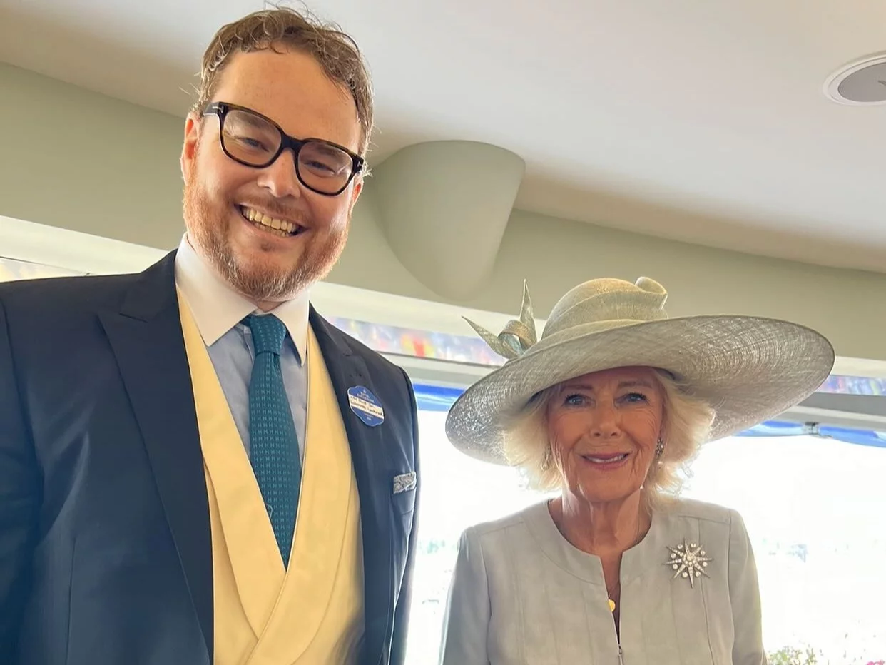 Polski Książę Jan Lubomirski-Lanckoroński Zachwyca na Royal Ascot Obok Królowej Kamili – Elegancja i Tradycja!