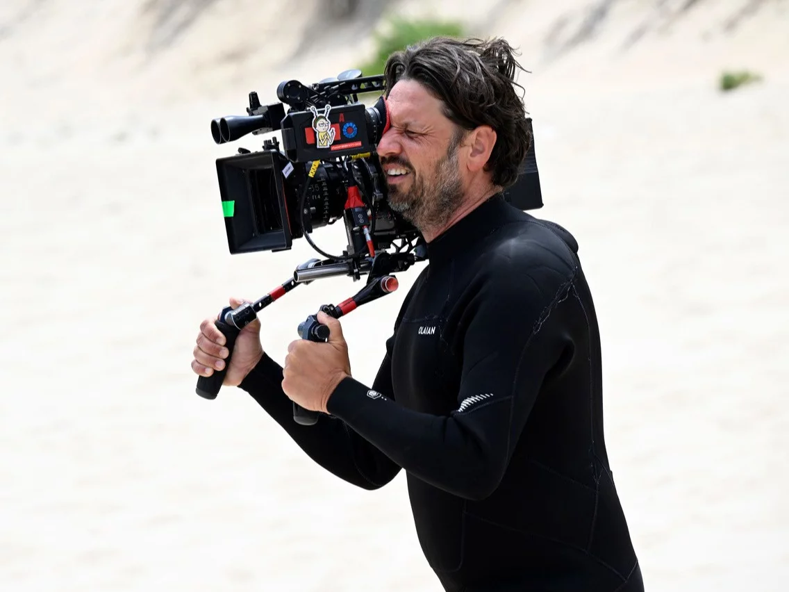 Radek Ładczuk na planie filmu „Surfer”