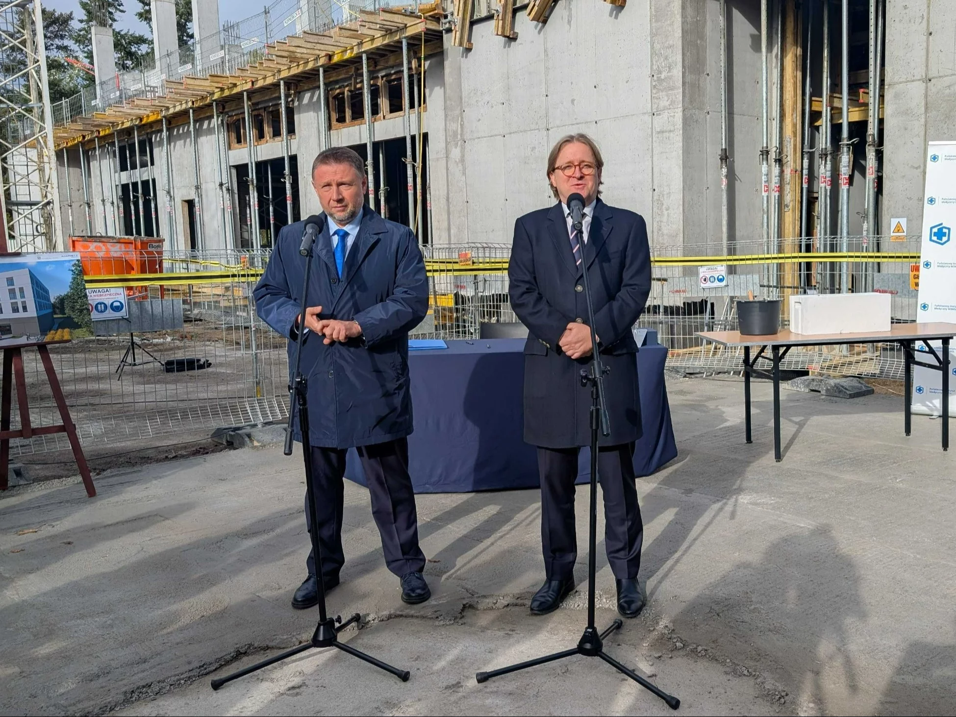 Szef MSWiA Marcin Kierwiński oraz dyrektor PIM MSWiA prof. dr hab. n. med. Piotr Suwalski
