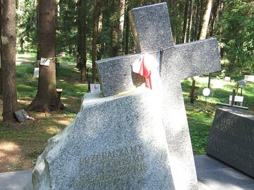 Polski pomnik na cmentarzu w Lewaszowie