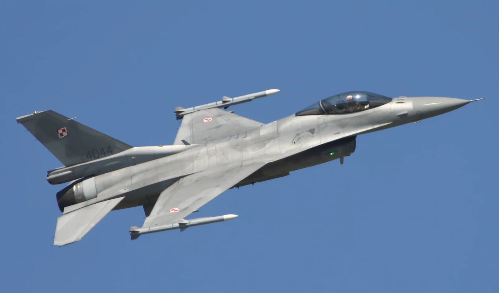 Polski F-16C w przelocie nad 31. Bazą w Krzesinach