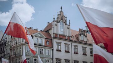 Polskie flagi we Wrocławiu, zdjęcie ilustracyjne