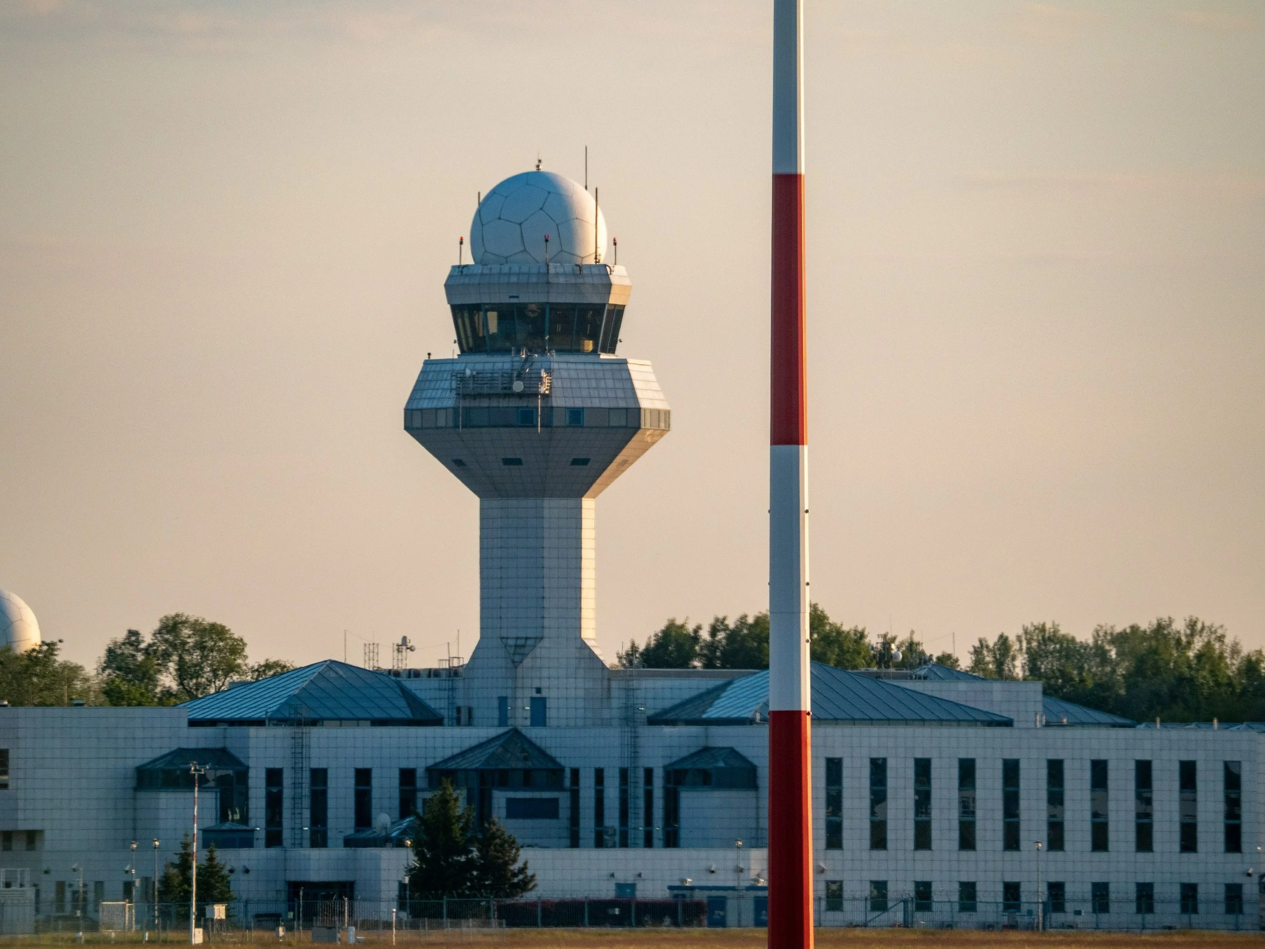 Polskie lotniska bez ochrony przed uzbrojonymi dronami. „Gigantyczna luka”
