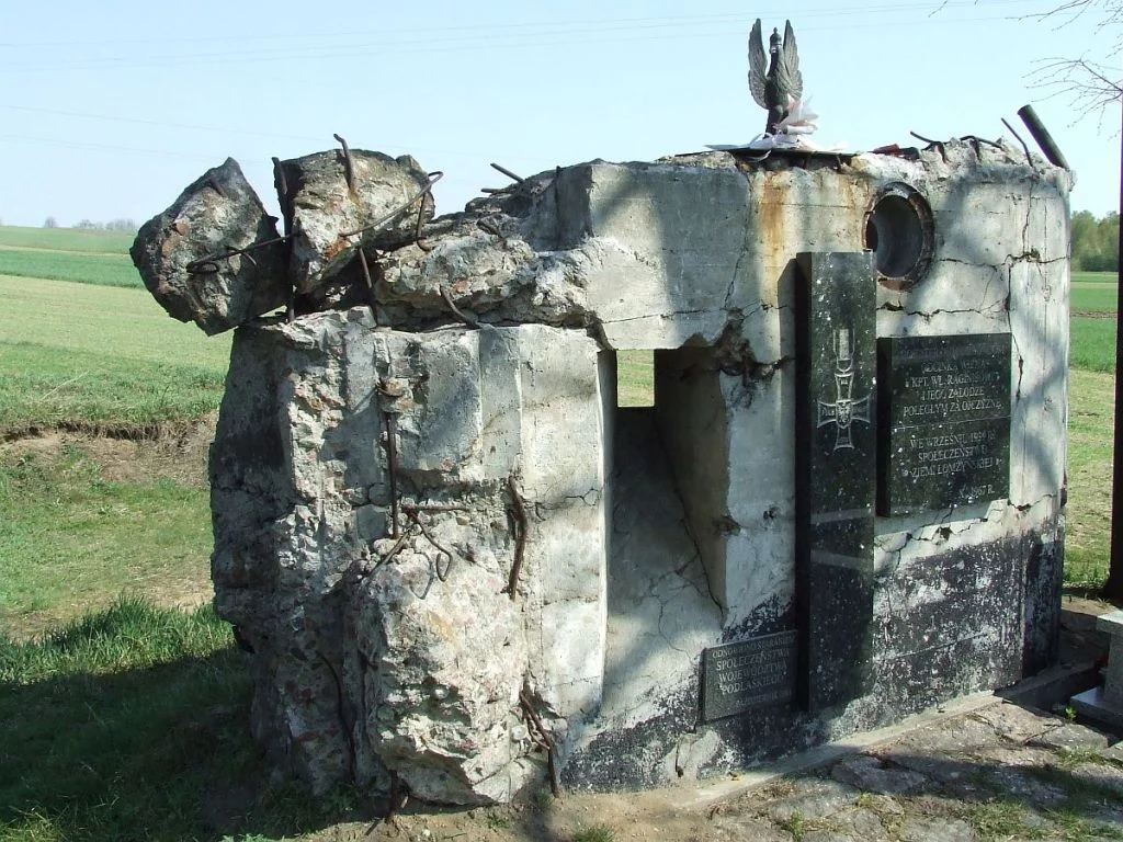 Resztki jednego ze schronów bojowych zachowane jako pomnik bitwy pod Wizną