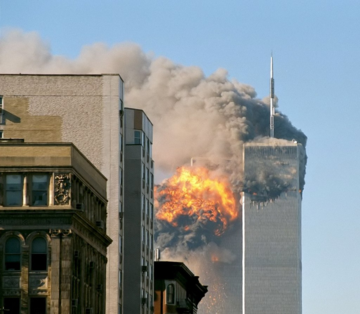 Południowa wieża World Trade Center w Nowym Jorku tuż po uderzeniu Boeinga 767
