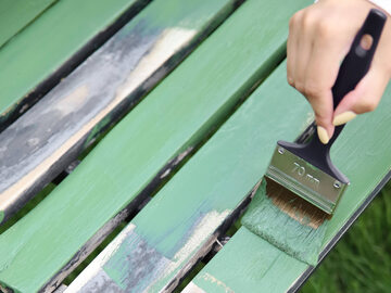 Pomalować można nie tylko drewniane meble ogrodowe, ale i z plastiku