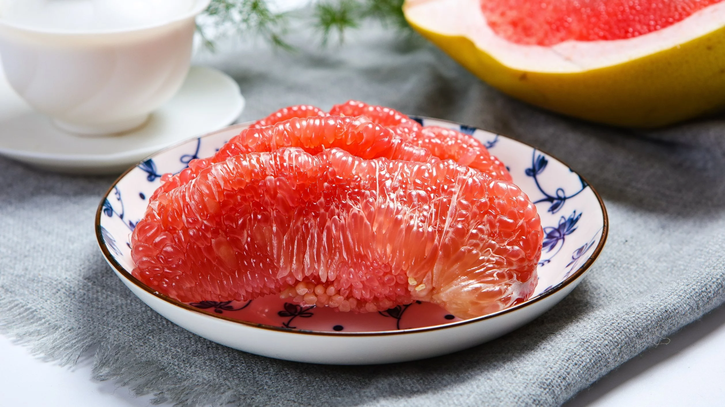 Pomelo ma niewiele kalorii, a dostarcza m.in. potasu i witaminy C