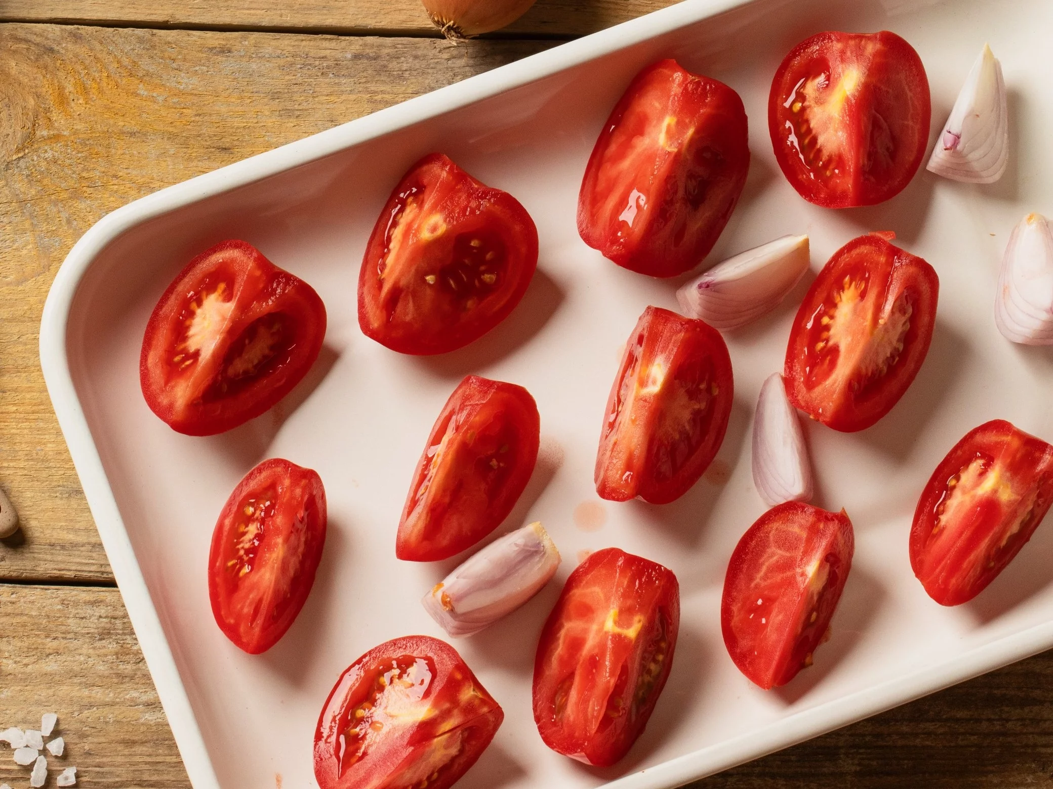 Pomidory pokrojone na tacy