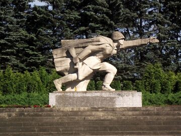 Pomnik Bohaterów Armii Czerwonej na Cmentarzu Żołnierzy Radzieckich w Bielsku-Białej. Zdjęcie poglądowe.