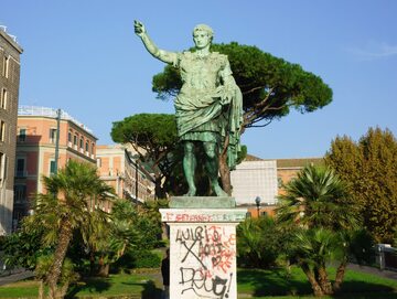 Pomnik Cezara w Neapolu