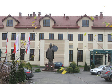 Pomnik Jana Pawła II przed wejściem do budynku WSKSiM