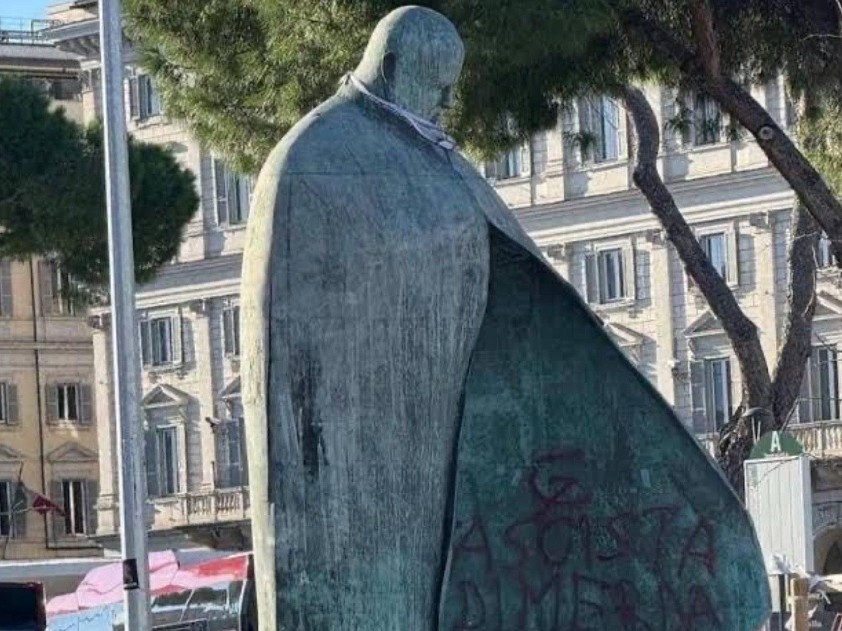 Sierp i młot na pomniku Jana Pawła II w Rzymie. Skandaliczny akt wandalizmu