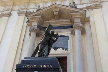 Pomnik Jezusa „Sursum Corda” przed Kościołem Świętego Krzyża