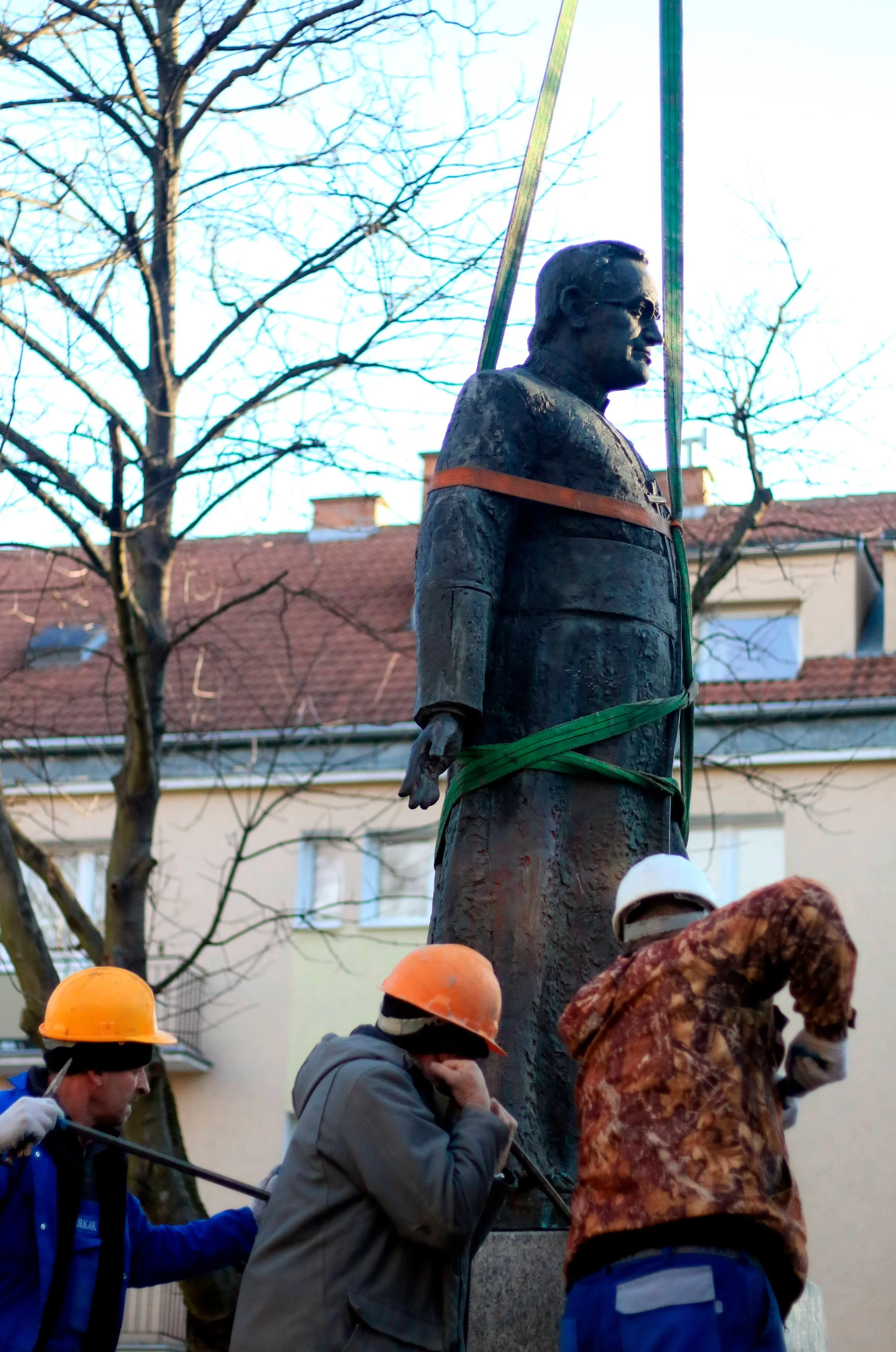 Demontaż pomnika ks. Henryka Jankowskiego