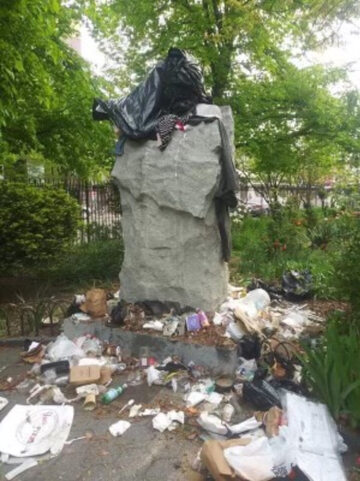 Pomnik ks. Popiełuszki na Greenpoincie w Nowym Jorku