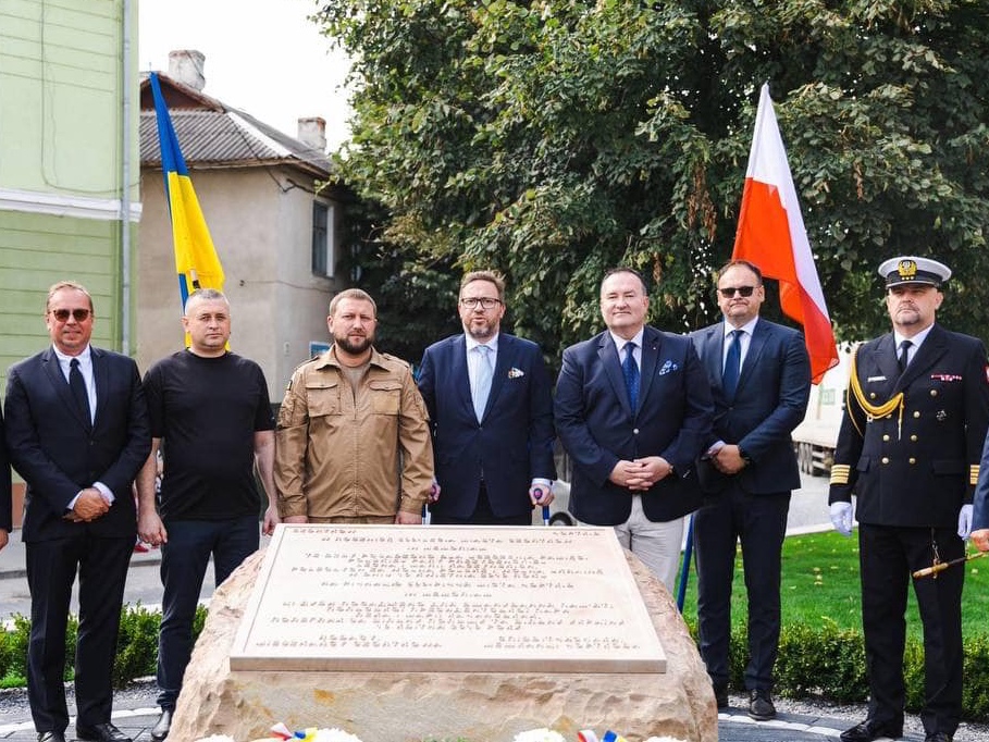 Урочисте відкриття скверу у Чорткові на честь Леха та Марії Качинських