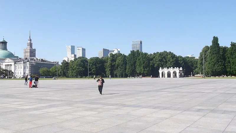 Plac Piłsudskiego w Warszawie - widok w stronę ulicy Królewskiej