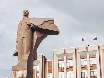 Pomnik Lenina przed siedzibą rządu i Rady Najwyższej Naddniestrza w Tyraspolu. Nad gmachem powiewają flagi Naddniestrza i Rosji. Zdjęcie wykonano w grudniu 2021 r.